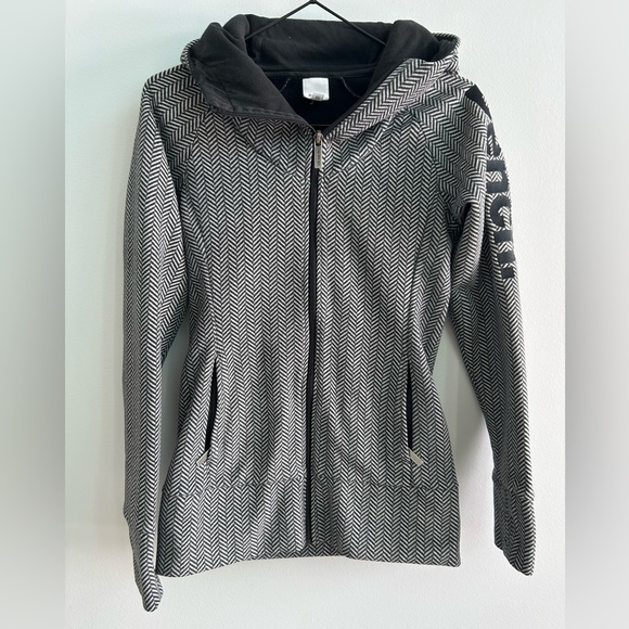 BENCH Form-Fitting Gray Chevron Print Hoodie - Picture 2 of 5